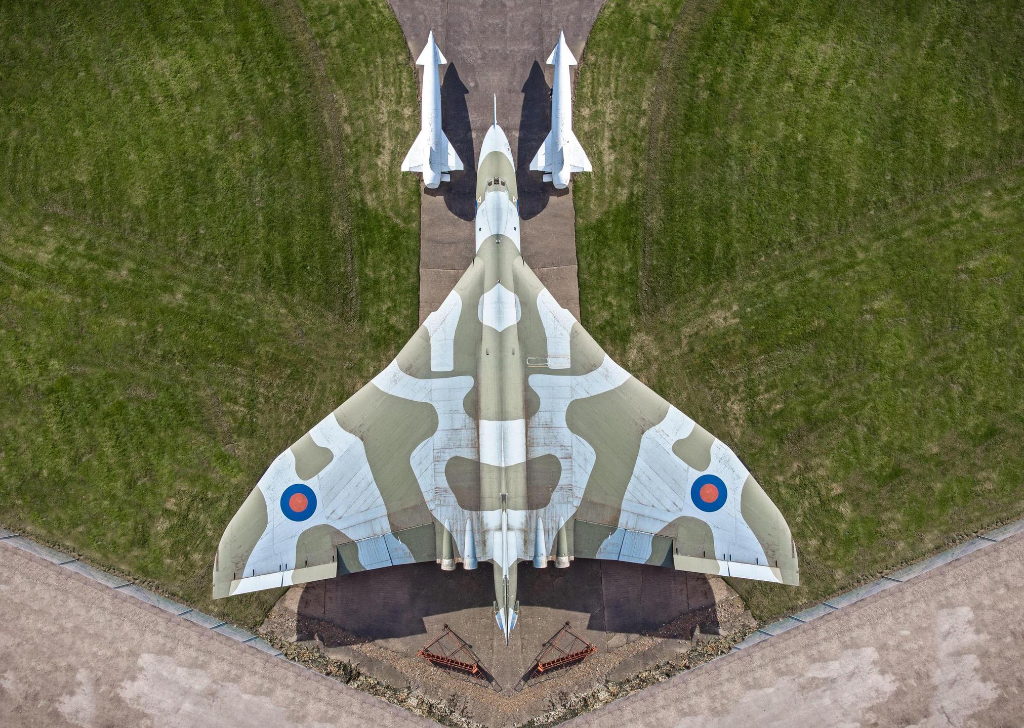 洋楽 B.O.M.B. TESTERS British 500lb bomb with bomb rack Brengun -L48003